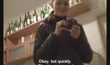 Puta en traje de conejito chupa videos de viejas corriendose la polla al cliente