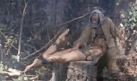 Los rusos son desgraciados en las máscaras de la viejas bien culonas violación de una niña en plantaciones forestales