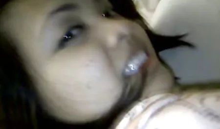 La chica se despertó con un beso xnxx viejas en el coño
