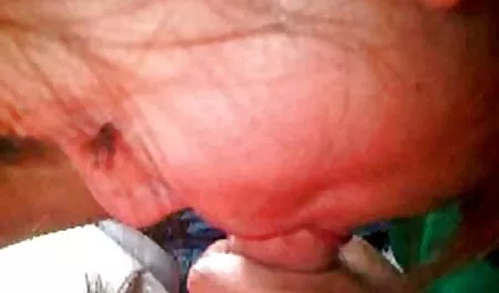 Chica asiática bebidas de leche de vidrio, entonces sonríe, y abuelas xxx español muestra que su boca está vacía