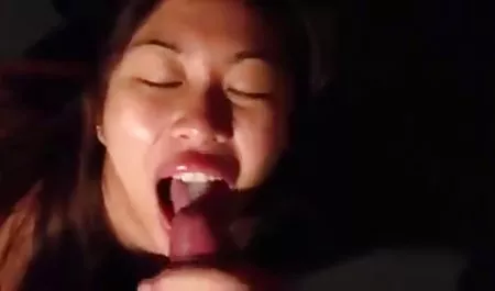 La señora con el pelo corto se masturba su coño videos de viejas masturvandose agujero anal