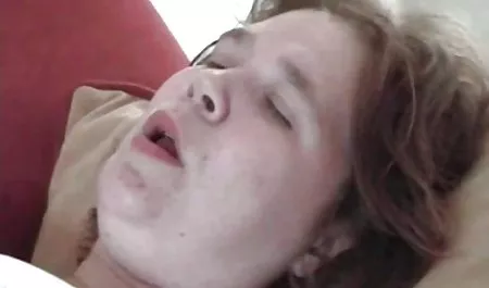 Pelirroja MILF rebota videos de maduras abuelas en el pene de un hombre se ahoga con una almohada