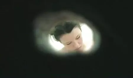 Hermosa puta sexo con el abuelas gordas peludas cliente en el sofá.