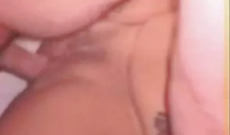 MILF seduce a viejas seduciendo jovenes su hijo en la ley y su lengua