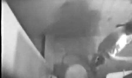 A la mierda su amada esposa en el culo y el coño sobre la xxx vieja con joven mesa en la Sala de