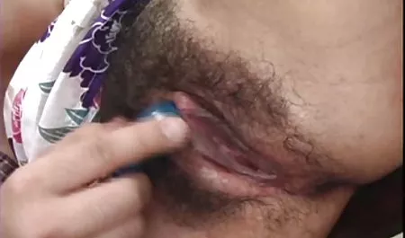 El socio de la actividad de videos de viejas gordas los hombres con las manos