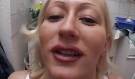 En la parte de atrás de una hermosa prostituta viejas culonas masturbandose y corrida facial