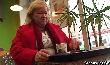 Linda rubia viejas españolas x se masturba el culo y un montón de consolador