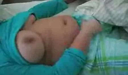 Un buen hombre tiene sus masajes eróticos de silicona de mujeres viejas corriendose mama