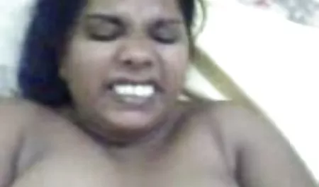 La chica de los invitados de la viejas tetonas cogiendo región