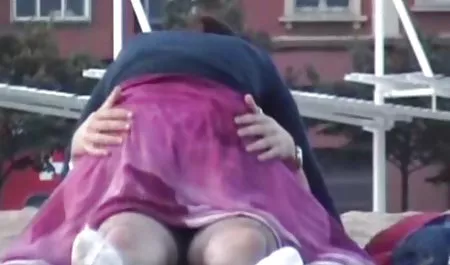 Sasha chupar la ancianas muy peludas polla de un extraño