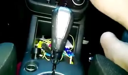 Chica con gafas hace una videos de viejas viniendose mamada para el ventilador montado en el pene