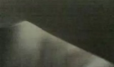 Entrega esposa forzada en frente de los ojos de su viejas cachando con chibolos marido