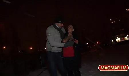 En cogiendo viejas gordas la naturaleza, en un corsé rosa