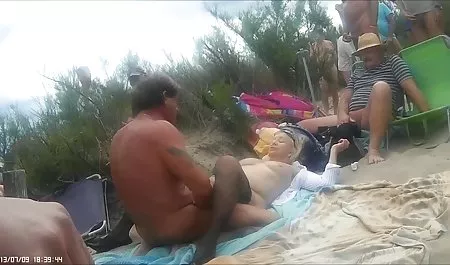 En el azul, gorra de béisbol, sus viejas desnudas gratis largas tetas masturbación delante de la cámara